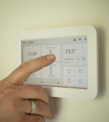 Hand bedient Smart-Home-Touchpanel